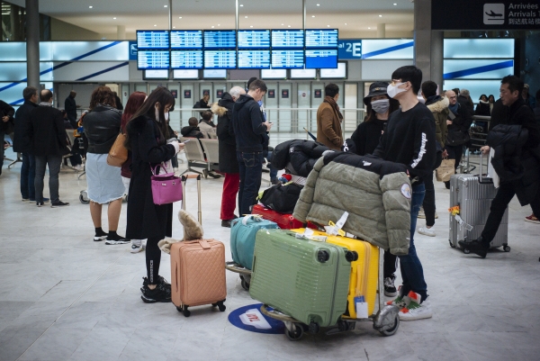 ▲27일(현지시간) 프랑스 파리 샤를 드골 국제공항에 도착한 중국인들. 프랑스 정부는 우한에 있는 자국민 수백 명을 곧 전세기로 귀국시킬 계획이다. 파리/AP뉴시스
