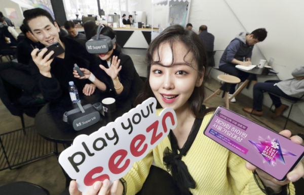▲KT 모델들이 Seezn(시즌)과 슈퍼 VR에서 무료로 즐길 수 있는 서울가요대상을 소개하고 있다. (KT 제공)