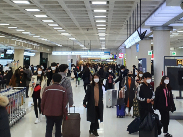 ▲28일 오후 7시 경 제주국제공항. 마스크를 착용한 관광객들이 눈에 띈다. (남주현 기자 jooh@)