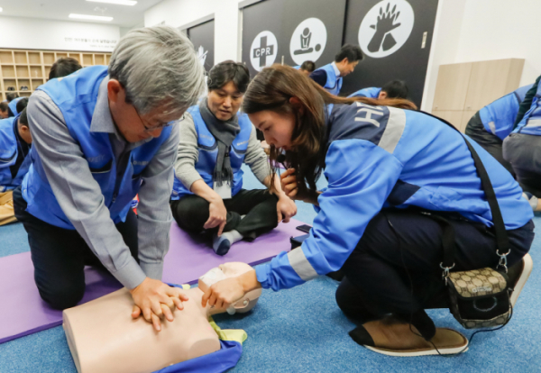 ▲대림산업 안전체험학교 CPR 실습실에서 심폐소생술 교육을 진행하는 모습. (사진제공=대림산업)