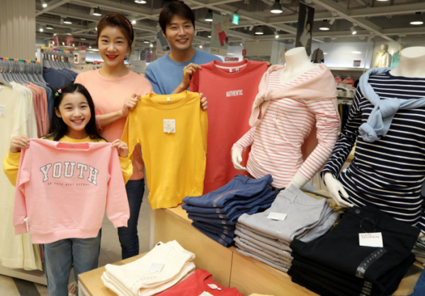 ▲30일 오전 이마트 용산점 데이즈 매장에서 모델들이 봄옷 행사를 소개하고 있다.  (사진제공=이마트)