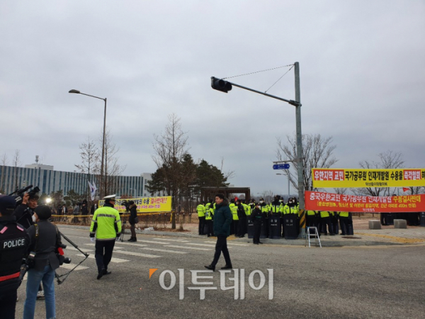 ▲우한 교민들이 입국하는 31일 오전 교민 격리수용지인 진천 국가공무원 인재개발원 진입로에서 경찰병력이 대기 중이다. 진천=김지영 기자 jye@