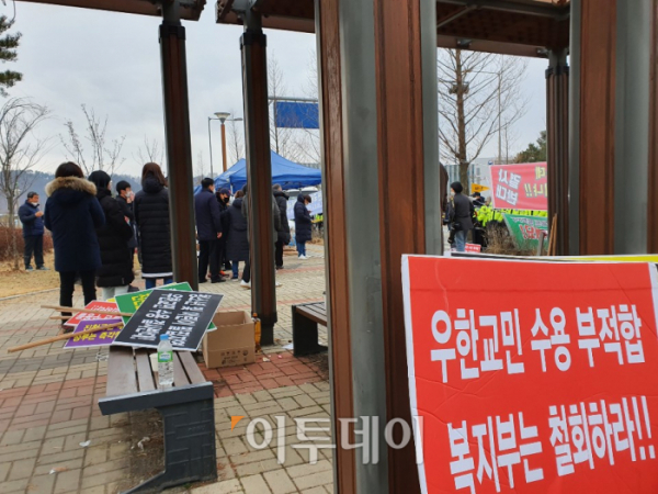 ▲우한 교민들이 입국하는 31일 오전 교민 격리수용지인 진천 국가공무원 인재개발원 진입로에 우한교민 수용에 반대하는 지역주민들이 모여들고 있다. 진천=김지영 기자 jye@