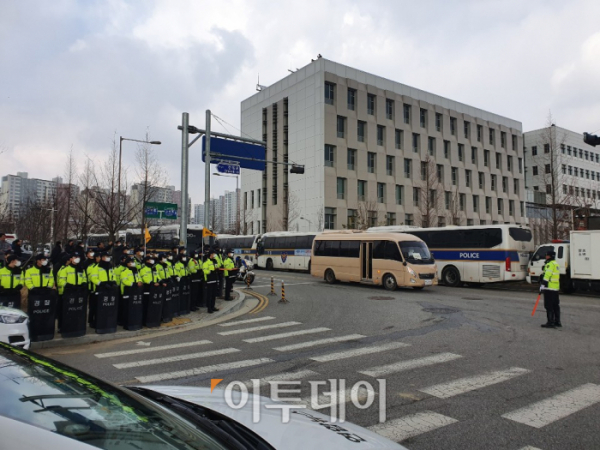 ▲31일 오후 충북 진천군 국가공무원 인재개발원에 우한 교민들을 태운 버스가 진입하고 있다. 진천=김지영 기자 jye@