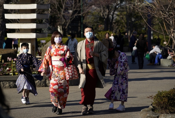 ▲관광객들이 30일(현지시간) 마스크를 쓰고 일본 도쿄의 한 신사를 방문하고 있다. 도쿄/EPA연합뉴스 
