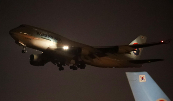 ▲중국 우한에서 교민을 수송하기 위한 전세기 KE 9883편 보잉 747 여객기가 31일 저녁 인천국제공항을 출발해 중국 우한으로 향하고 있다. (연합뉴스)