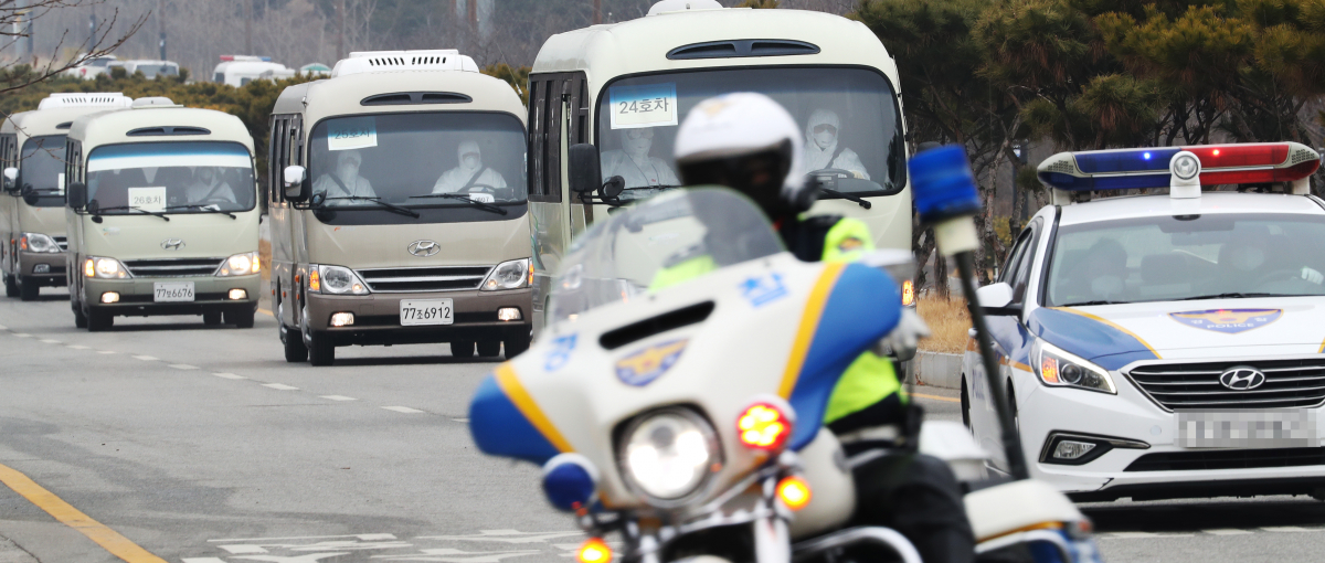 ▲신종 코로나바이러스 감염증 진원지인 중국 후베이성 우한과 인근 지역에서 2차로 철수한 교민과 유학생을 태운 버스가 1일 오전 수용 시설인 충남 아산 경찰 인재개발원으로 향하고 있다.  (연합뉴스)