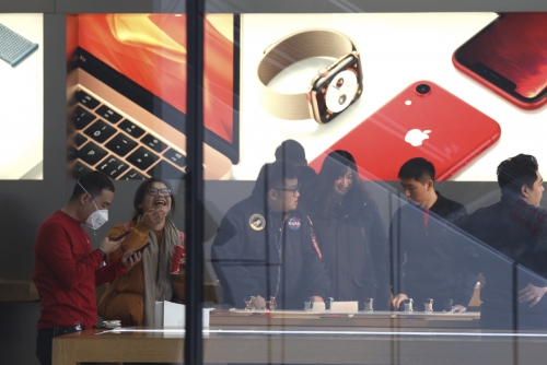 ▲3일(현지시간) 중국 베이징에 있는 애플 매장에서 사람들이 제품을 둘러 보고 있다. 베이징/AP연합뉴스 

