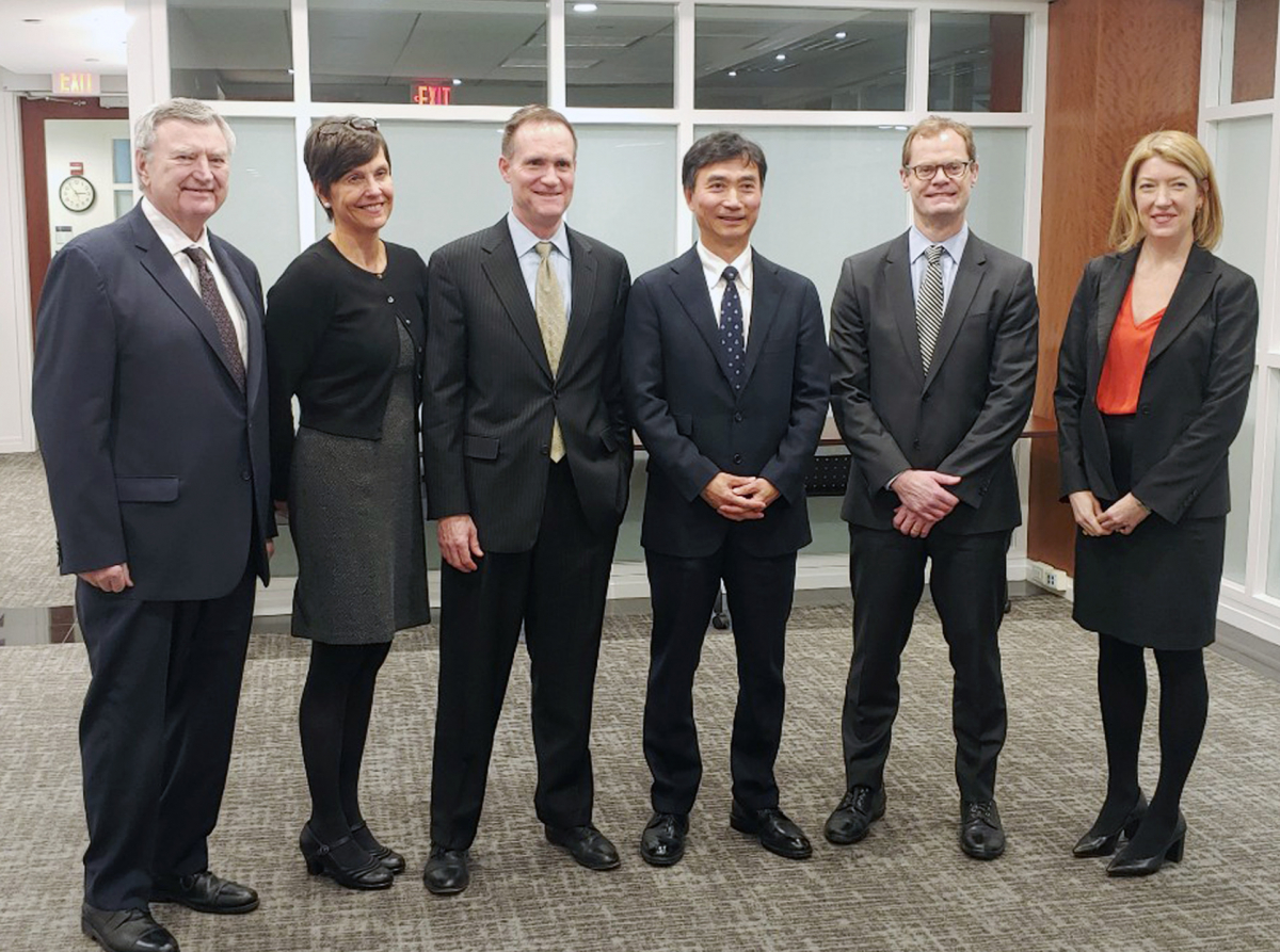 ▲장승화 산업통상자원부 무역위원회 위원장(왼쪽에서 네번째)이 지난달 31일(현지시간) 미국 워싱턴 D.C 국제무역위원회(ITC)를 방문해 데이비드 요한슨(David Johanson) USITC 위원장(왼쪽에서 세번째)과 면담 후 기념촬영을 하고 있다. (사진제공=산업통상자원부)