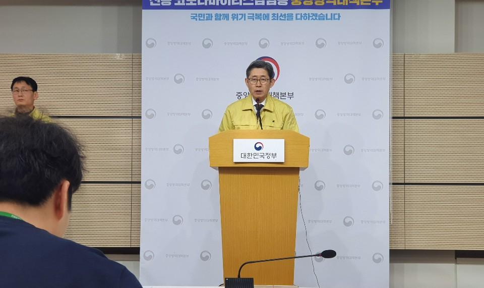 ▲노홍인 중앙사고수습본부 총괄책임관(보건복지부 보건의료정책실장)이 2일 정부세종청사에서 중수본 정례브리핑을 하고 있다. (세종=김지영 기자)