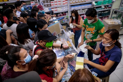 ▲필리핀 마닐라에 있는 약국에 1월31일(현지시간) 사람들이 마스크를 사기 위해 몰려들었다. 마닐라/로이터연합뉴스 
