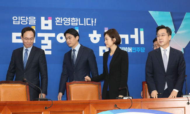 ▲박무성 전 국제신문 대표이사 사장(왼쪽부터), 한준호 전 MBC아나운서, 고민정 전 대통령비서실 대변인, 박성준 전 JTBC보도총괄 아나운서 팀장이 2일 오후 서울 여의도 국회에서 더불어민주당 입당 기자회견에 참석하고 있다.  (연합뉴스)