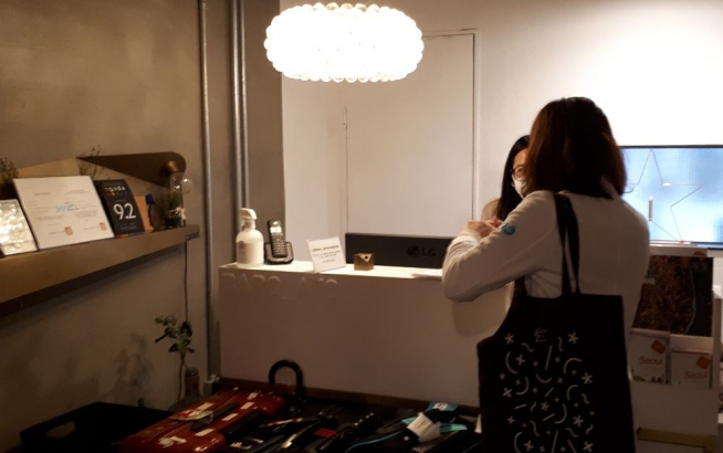 ▲ 마포구는 지난달 31일 오후 6시부터 휴일인 1일 오후 4시까지 구청 직원과 찾동(찾아가는 동 주민센터) 방문간호사 총 282명이 2인 1조로 지역 내 게스트하우스 등 437개 소의 숙박업소 현장점검을 실시했다. (사진 = 마포구)