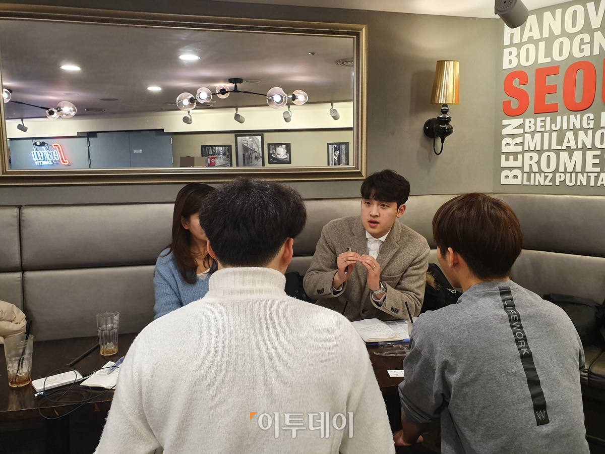 ▲1월 28일 서울 서초구 고속터미널 인근에서 청소년근로보호센터 강재혁 담당자와 김일숙 부장이 '아르바이트를 하면서 부당한 대우를 받았다'고 말하는 최 군과 유 군을 만나 상담을 진행하고 있다. 김소희 기자 ksh@