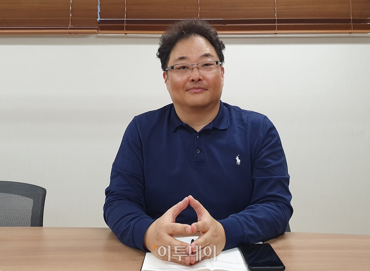 ▲3번) 조진서 청소년근로보호센터 대표가 28일 경기 광명시 오리로에서 이투데이와 만나 인터뷰를 하고 있다. 김소희 기자 ksh@