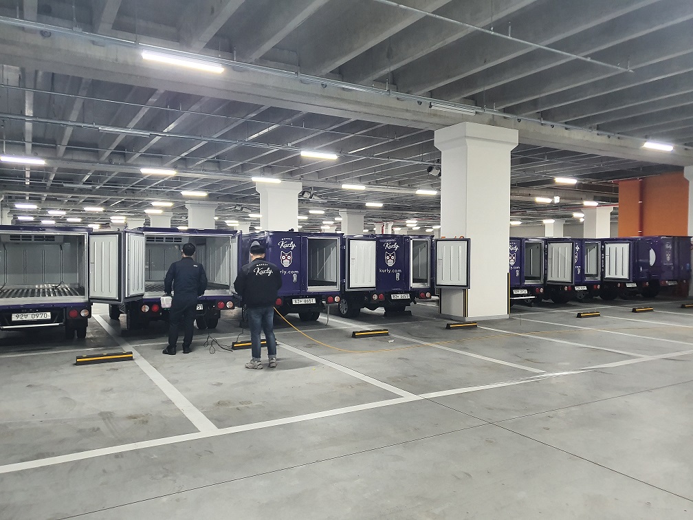 ▲ 마켓컬리 샛별배송 차량 안쪽까지 방역을 하고 있다. (사진제공=마켓컬리)