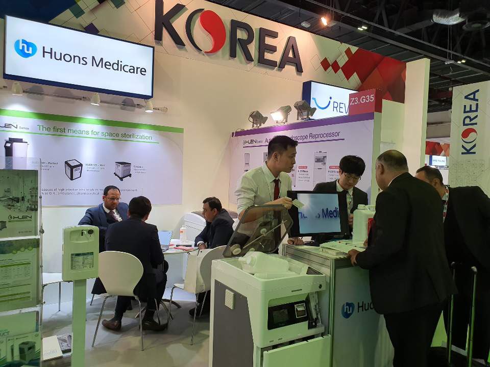 ▲휴온스메디케어가 1월 27~30일 아랍에미리트 두바이 월드트레이드센터에서 열린 ‘제45회 두바이 국제의료기기전시회’에서 내시경 소독기 및 공간멸균기, 의료용 소독제 등을 홍보하고 있다. (사진제공=휴온스메디케어)