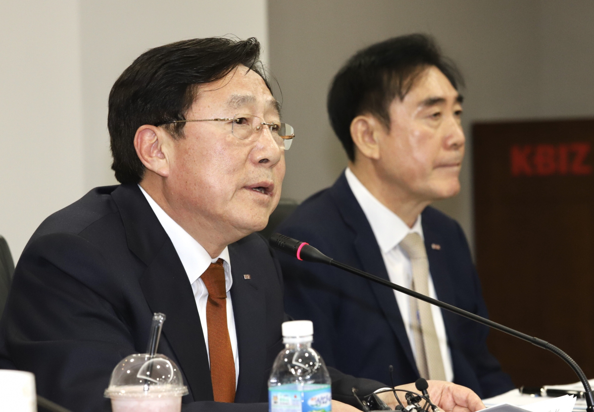 ▲김기문(왼쪽) 중기중앙회장이 3일 ‘2020년 신년기자간담회’에서 발언하고 있다. (사진제공=중기중앙회)