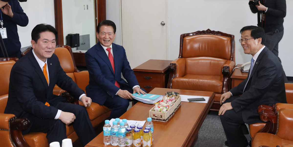 ▲바른미래당 이동섭 원내수석부대표(왼쪽부터), 자유한국당 김한표 원내수석부대표, 더불어민주당 윤후덕 원내수석부대표가 3일 국회에서 2월 임시국회 의사 일정을 논의하기 위해 만나고 있다. (연합뉴스)