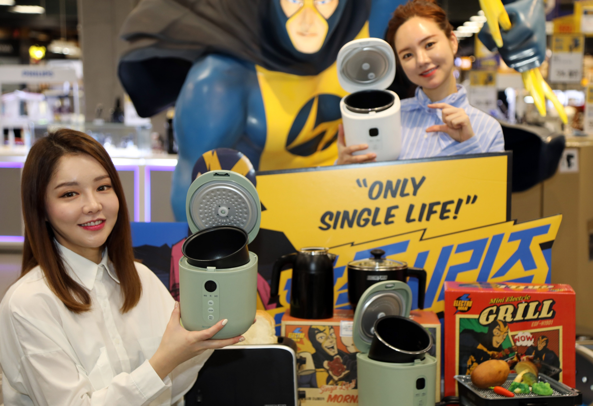 ▲3일 오전 이마트 영등포점 일렉트로마트에서 모델들이 '일렉트로맨 혼족'시리즈 상품들을 소개하고 있다. (사진제공=이마트)