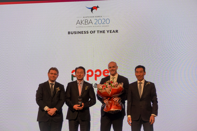 ▲페퍼저축은행은 3일 주한호주상공회의소 비즈니스 어워즈에서 올해의 비즈니스상을 받았다고 밝혔다. (왼쪽부터)주한호주상공회의소 회장 크리스 라시티, 페퍼저축은행 대표이사 장매튜, 페퍼그룹 CEO 마이클 컬헤인, 주한호주대사 제임스 최 (사진제공=페퍼저축은행)