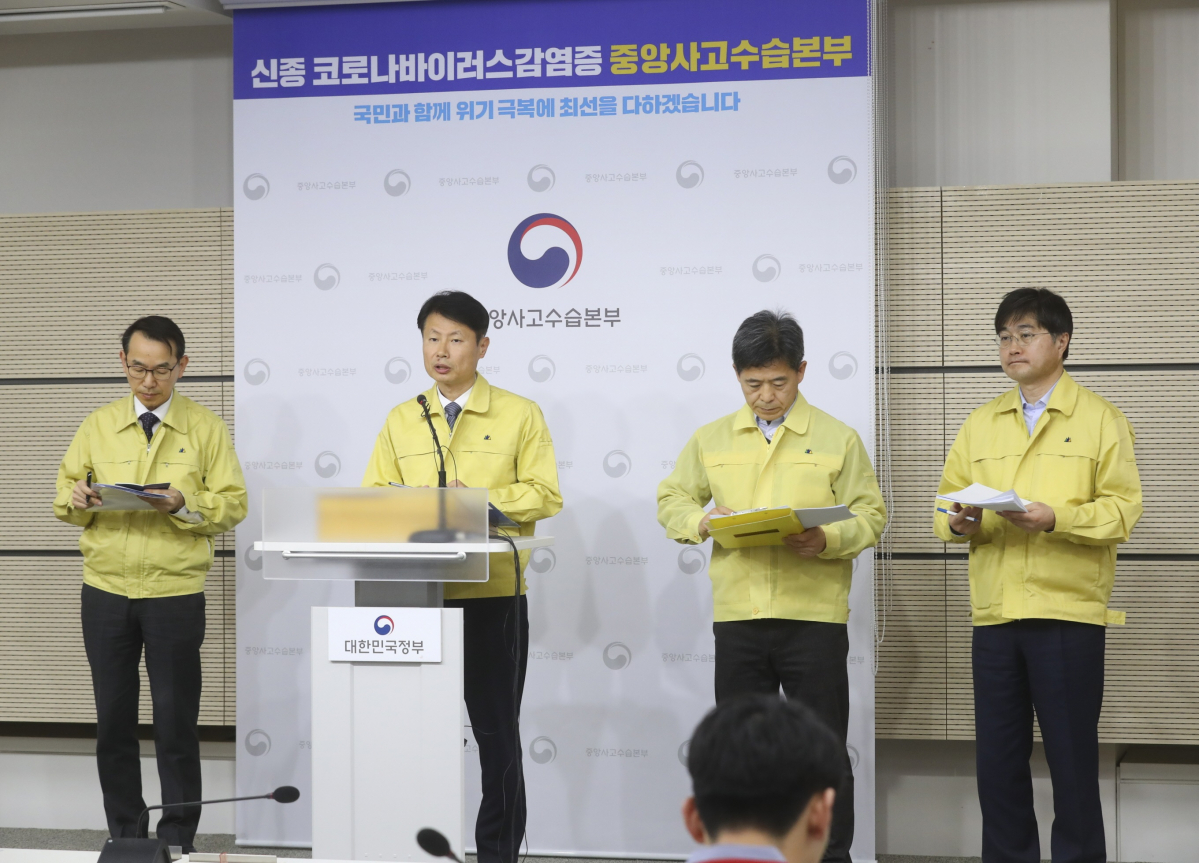 ▲김강립 신종 코로나 중앙사고수습본부(이하 중수본) 부본부장(보건복지부 차관)이 3일 정부세종청사에서 중수본 정례브리핑을 하고 있다 (사진제공=보건복지부)