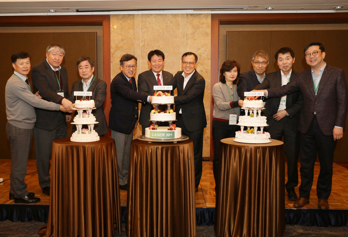 ▲한국 연구자회의에서 '레이저티닙'의 임상3상 시험 개시를 축하하고 있다. 왼쪽부터 이경희 영남대병원 교수, 강진형 서울성모병원 교수, 김상위 서울아산병원 교수, 김흥태 국립암센터 교수, 이정희 유한양행 사장, 조병철 세브란스병원 교수, 안명주 삼성서울병원 교수, 장정순 중앙대병원 교수, 이기형 충북대병원 교수, 김동완 서울대병원 교수 (사진제공=유한양행)