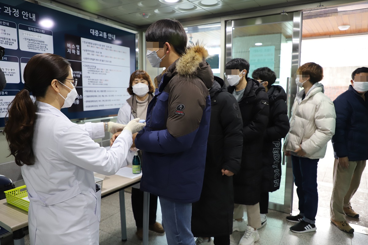 ▲광주·전남지방병무청에서 진행된 올해 첫 병역판정검사에서 입영 대상자들이 마스크를 쓰고 검사를 받고 있다. (사진제공=광주·전남지방병무청)