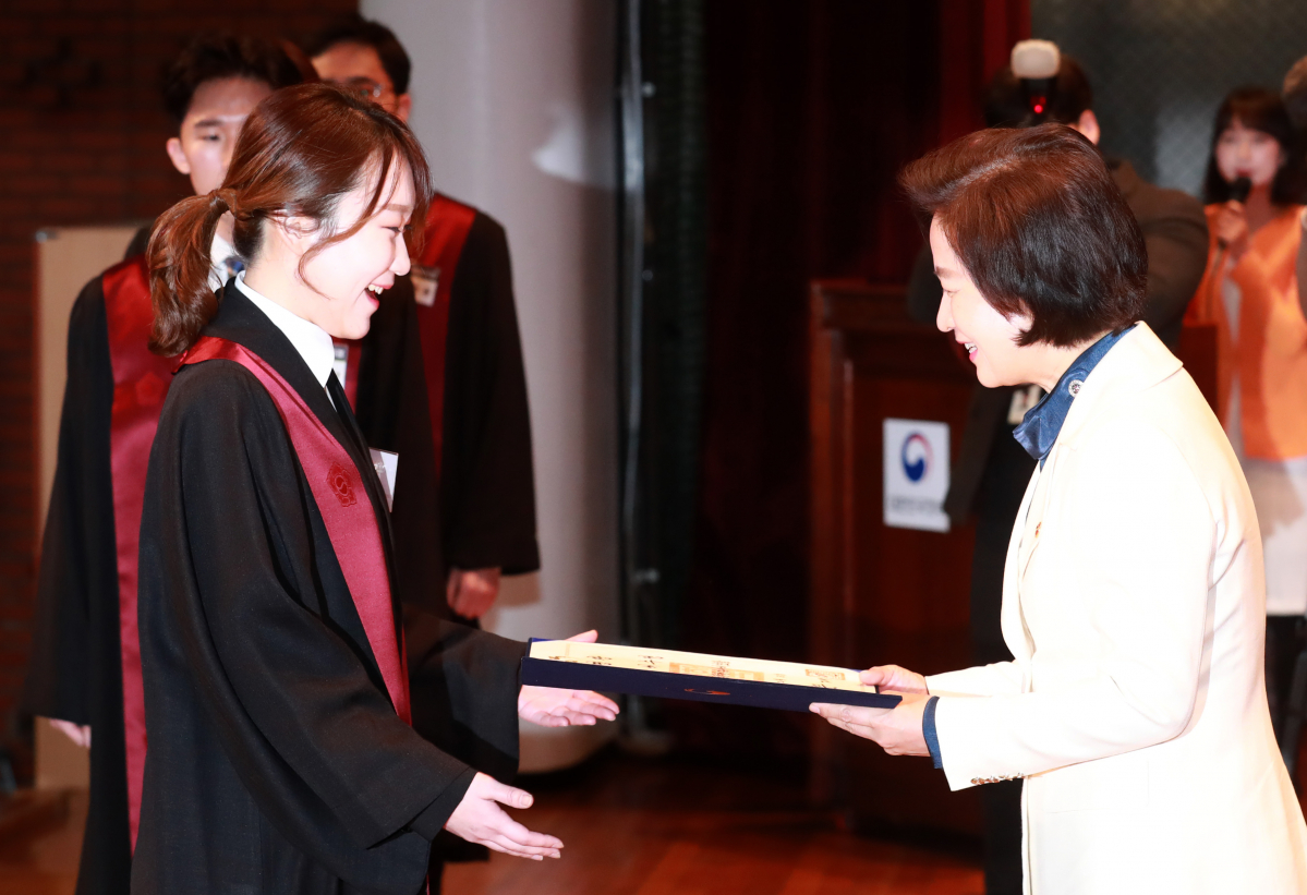 ▲추미애 법무부 장관이 3일 오후 경기 과천시 법무부에서 열린 신임 검사 임관식에 참석해 신임 검사들에게 임명장을 수여하고 있다. (뉴시스)