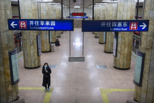 ▲3일(현지시간) 중국 베이징에서 마스크를 쓴 한 여성이 텅 빈 지하철역을 걸어 나오고 있다. 신종 코로나바이러스 감염증 발생 여파로 출근시간대에도 베이징역이 한산하다. 베이징/AP뉴시스 
