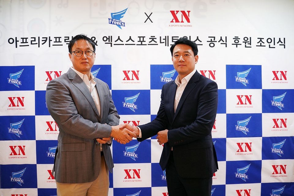 ▲김준성 아프리카 프릭스 대표(왼쪽)와 김원준 엑스스포츠네트웍스 이사가 기념촬영을 하고 있다. (사진제공=아프리카TV 프릭스)