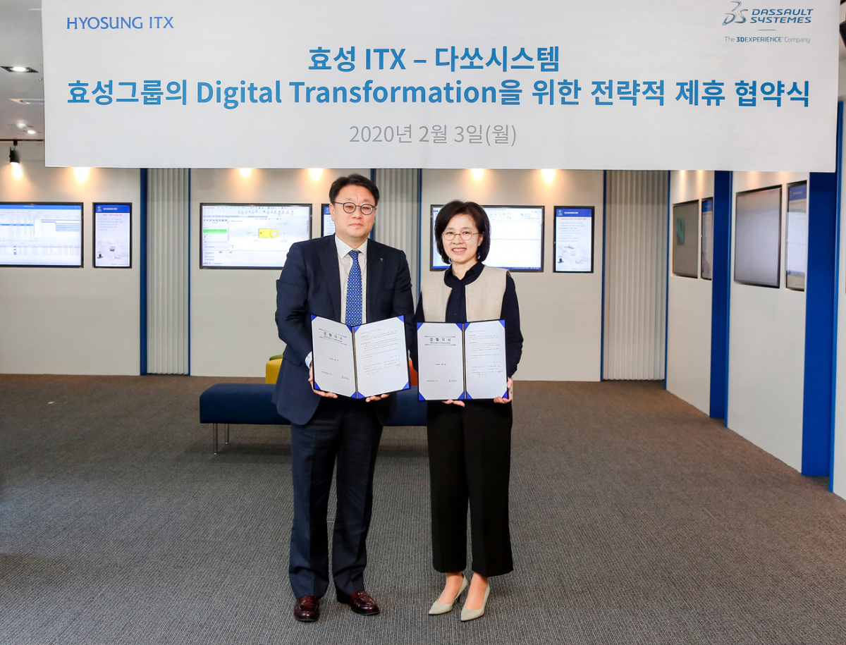 ▲김화정(왼쪽) 다쏘시스템 프로페셔날 솔루션즈 사업본부장과 탁정미 효성ITX Smart Factory 사업부문 상무가 3일 서울 강남구 다쏘시스템 본사에서 전략적 제휴 협약식을 체결한 뒤 기념사진을 찍고 있다.  (사진제공=효성ITX)