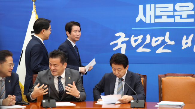 ▲더불어민주당 이인영 원내대표와 조정식 정책위의장이 4일 오전 서울 여의도 국회에서 열린 원내대책회의-상임위간사단 연석회의에 참석하고 있다.  (연합뉴스)