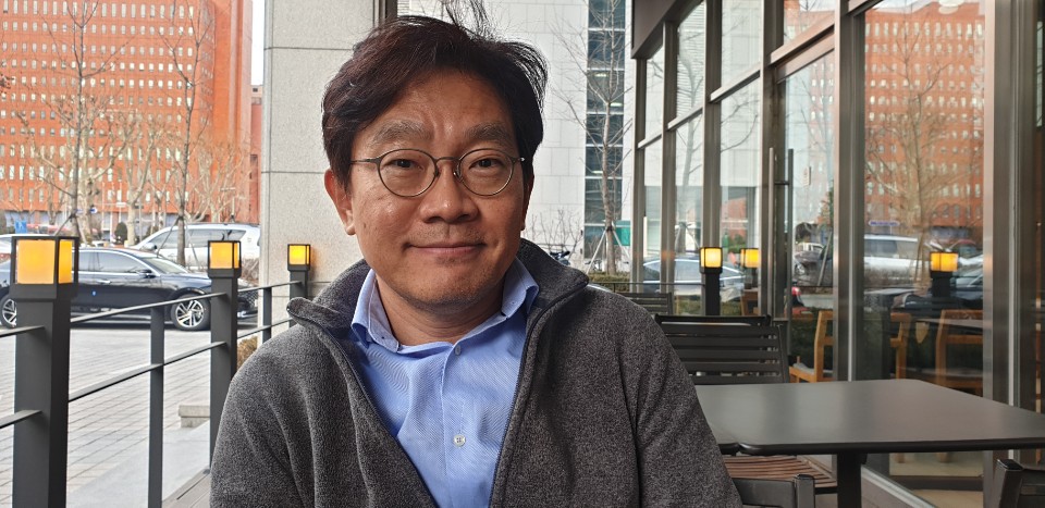 ▲고경곤 한국인터넷전문가협회장이 지난달 29일 서울 여의도의 한 카페에서 이투데이와 인터뷰 전 미소 짓고 있다. (이지민 기자 )