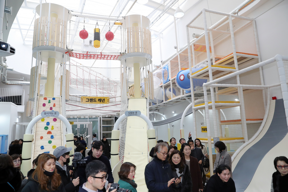 ▲시민들이 지난달 서울 강남구 미세먼지 없는 미미위 클린 놀이터 개관식에 참석해 둘러보고 있다.  (뉴시스)