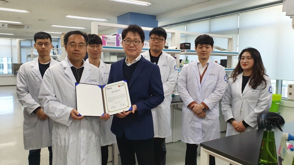 ▲피씨엘 오천택 연구소장(왼쪽)과 올릭스 강충길 전무이사(오른쪽), 피씨엘 연구원들 (피씨엘)