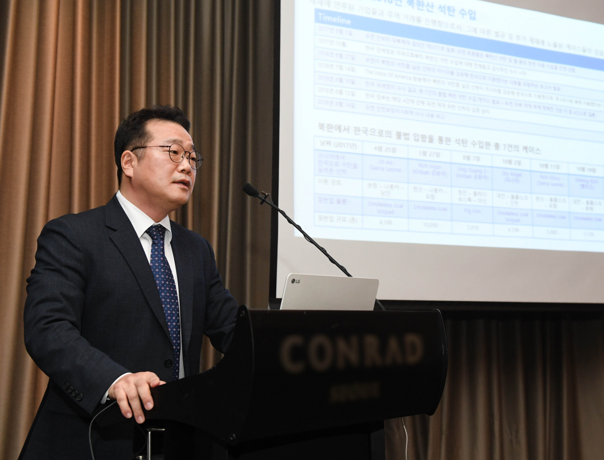 ▲4일 콘래드 서울 호텔에서 열린 기자간담회에서 김석준 레피니티브코리아 대표가 무역기반자금세탁에 대한 주요요소에 대해 설명하고 있다.