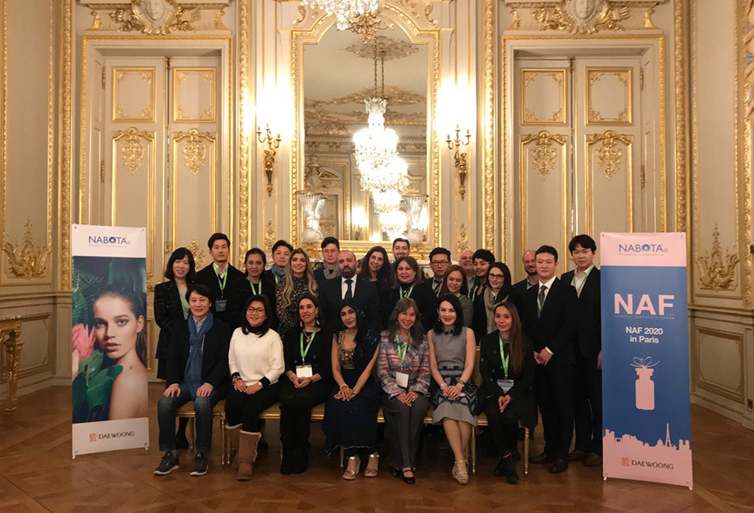 ▲대웅제약이 프랑스 파리 샹그릴라 호텔 파리에서 1월 29일(현지시간) ‘제8회 나보타 에스테틱 포럼’을 진행한 후 참석자들과 기념사진을 촬영하고 있다. (사진제공=대웅제약)