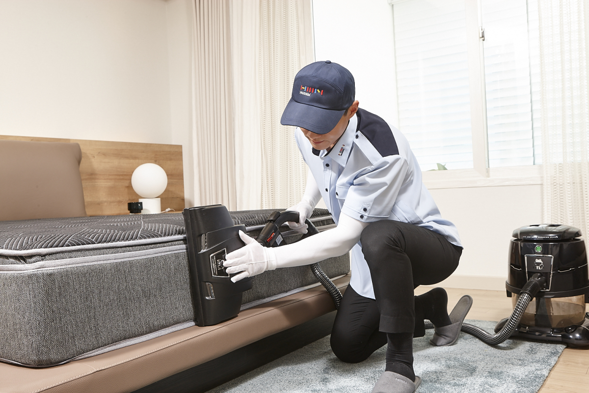 ▲한샘 홈케어전문가가 매트리스 케어를 진행하고 있다.