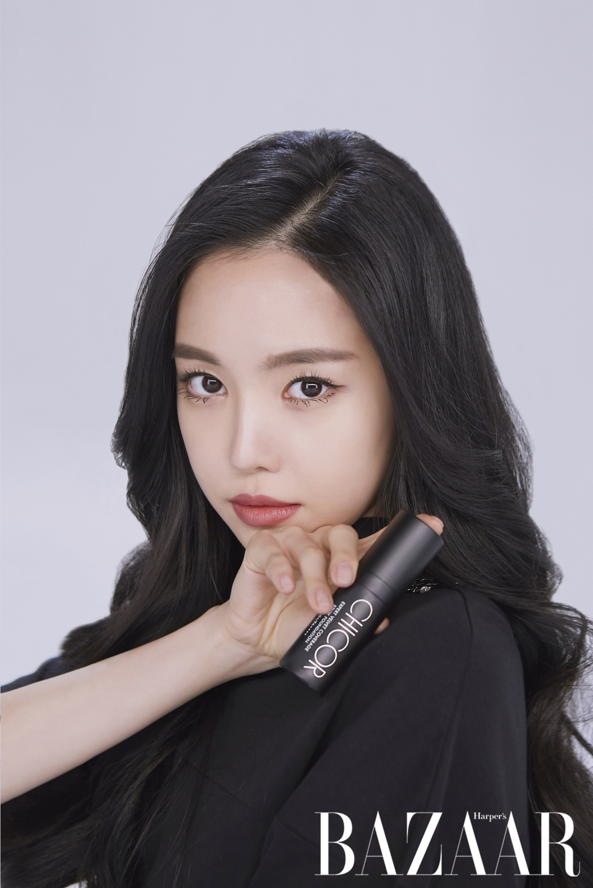 ▲시코르와 손나은이 콜라보레이션을 통해 촬영한 화보. (사진제공=신세계)