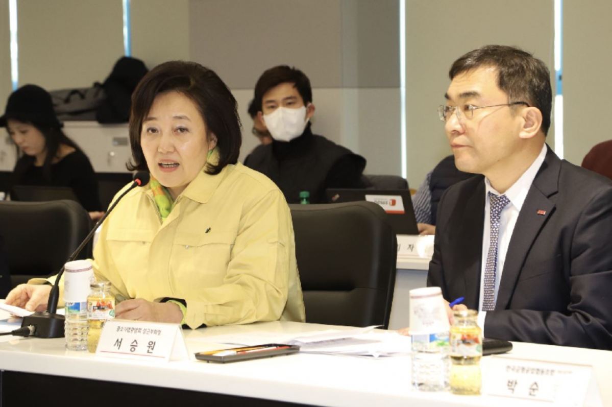 ▲박영선(왼쪽) 중기부 장관과 서승원 중기중앙회 상근부회장이 4일 간담회에서 발언하고 있다. (사진제공=중기부)