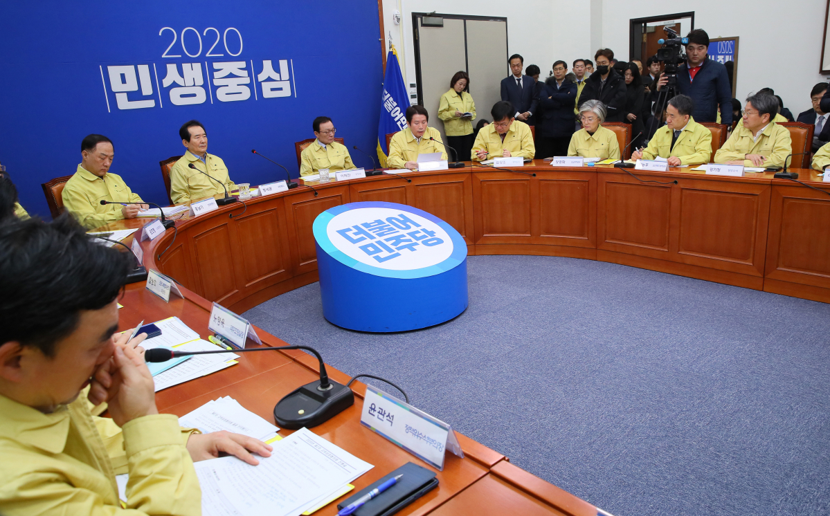 ▲정세균 국무총리, 더불어민주당 이해찬 대표, 이인영 원내대표, 홍남기 경제부총리, 강경화 외교부 장관, 박능후 보건복지부 장관, 김상조 청와대 정책실장, 강기정 정무수석 등이 5일 국회에서 제2차 고위당정협의회를 열고 신종 코로나 바이러스 감염증 대응책을 논의하고 있다. (연합뉴스)