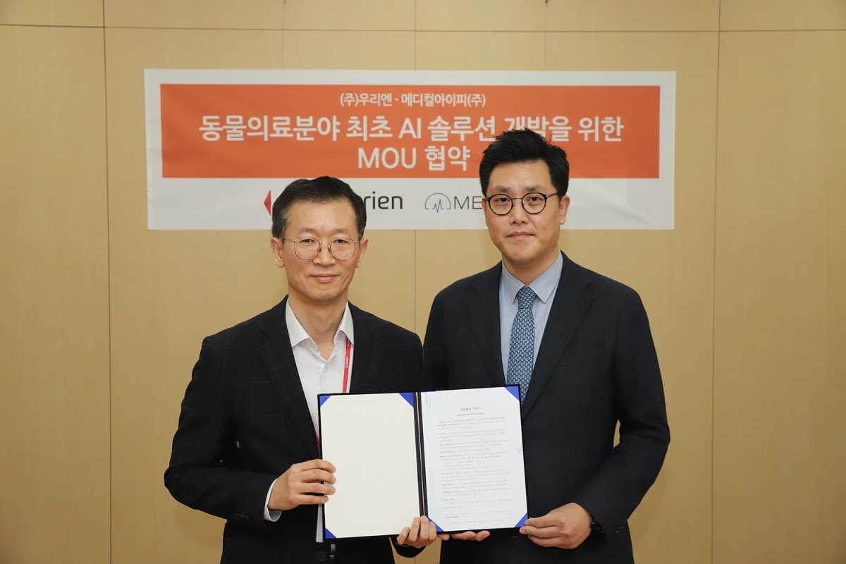 ▲고석빈(왼쪽) 우리엔 대표와 박상준 메디컬아이피 대표가 동물의료분야 최초 AI 영상솔루션 개발 MOU협약 체결 후 기념사진을 촬영하고 있다.  (사진제공=우리엔)