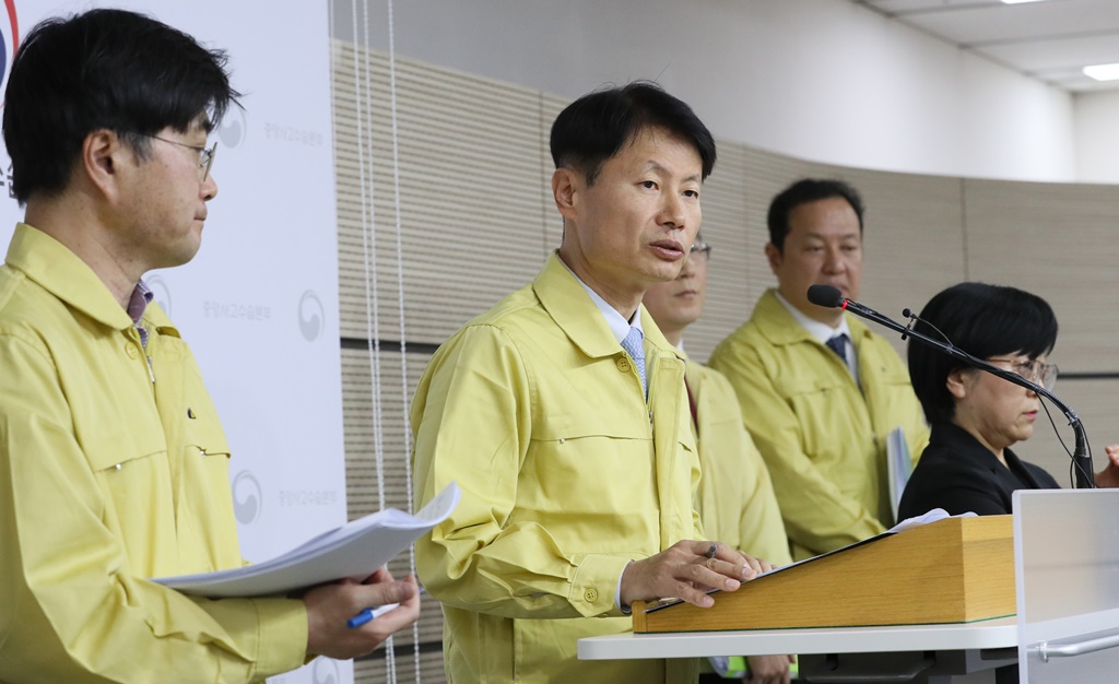 ▲김강립 중앙사고수습본부 부본부장이 5일 오전 정부세종청사에서 신종 코로나바이러스 감염증(우한 폐렴) 대응 현황과 추가 확진 환자 발생 상황 등을 브리핑 하고 있다.  (뉴시스)