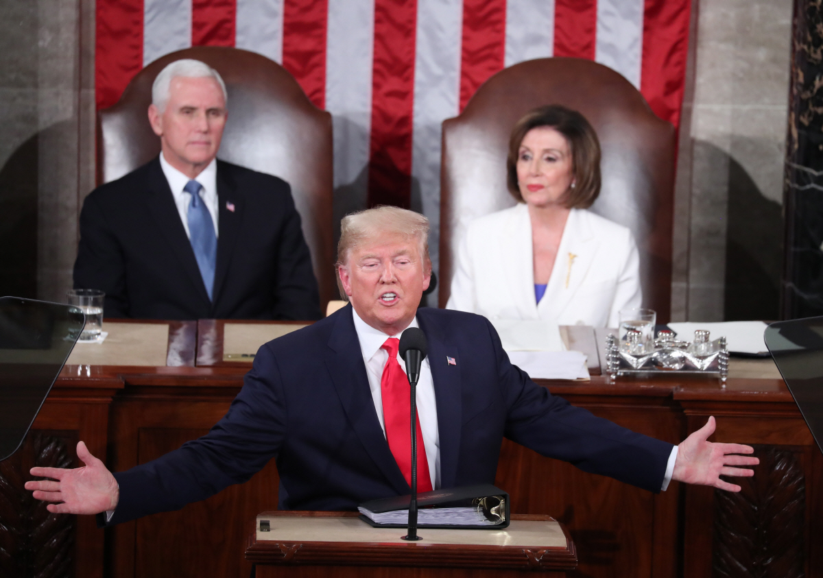 ▲도널드 트럼프 미국 대통령이 4일(현지시간) 워싱턴 국회의사당에서 열린 하원 합동 본회의 중 국정 연설을 하고 있다. 5일로 예정된 상원 탄핵 표결에서 무죄 판결이 확실시되는 상황. 트럼프 대통령은 자신감 넘치는 언변으로 3년간의 성과를 과시하며 11월 대선에서 자신을 지지해야 하는 이유를 역설했다. 워싱턴D.C./EPA연합뉴스