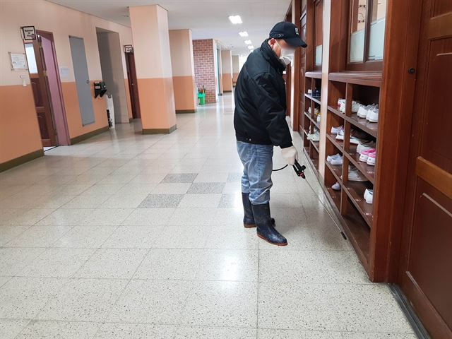 ▲서울 양천구 목운초등학교 재학생의 학부모 1명이 신종 코로나바이러스 감염증 확진자와 접촉한 것으로 알려지면서 4일 오전 방역 관계자가 목운초 내부에 대한 방역 작업을 실시하고 있다. (제공=서울시교육청)