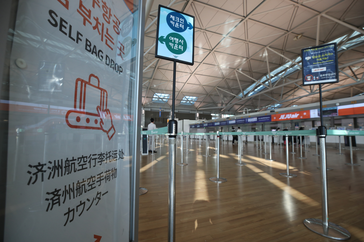 ▲5일 인천국제공항 1터미널  저비용항공사(LCC) 탑승수속 카운터가 한산한 모습을 보이고 있다. 항공업계에 따르면 지난달 초 기준으로 중국 본토 노선을 운영하고 있던 국내 항공사 8곳의 중국 노선 운항 중단·감편 현황을 취합한 결과 신종코로나 확산 우려로 이날 현재 모두 55개 노선의 운항이 잠정 중단됐다.  (연합뉴스)