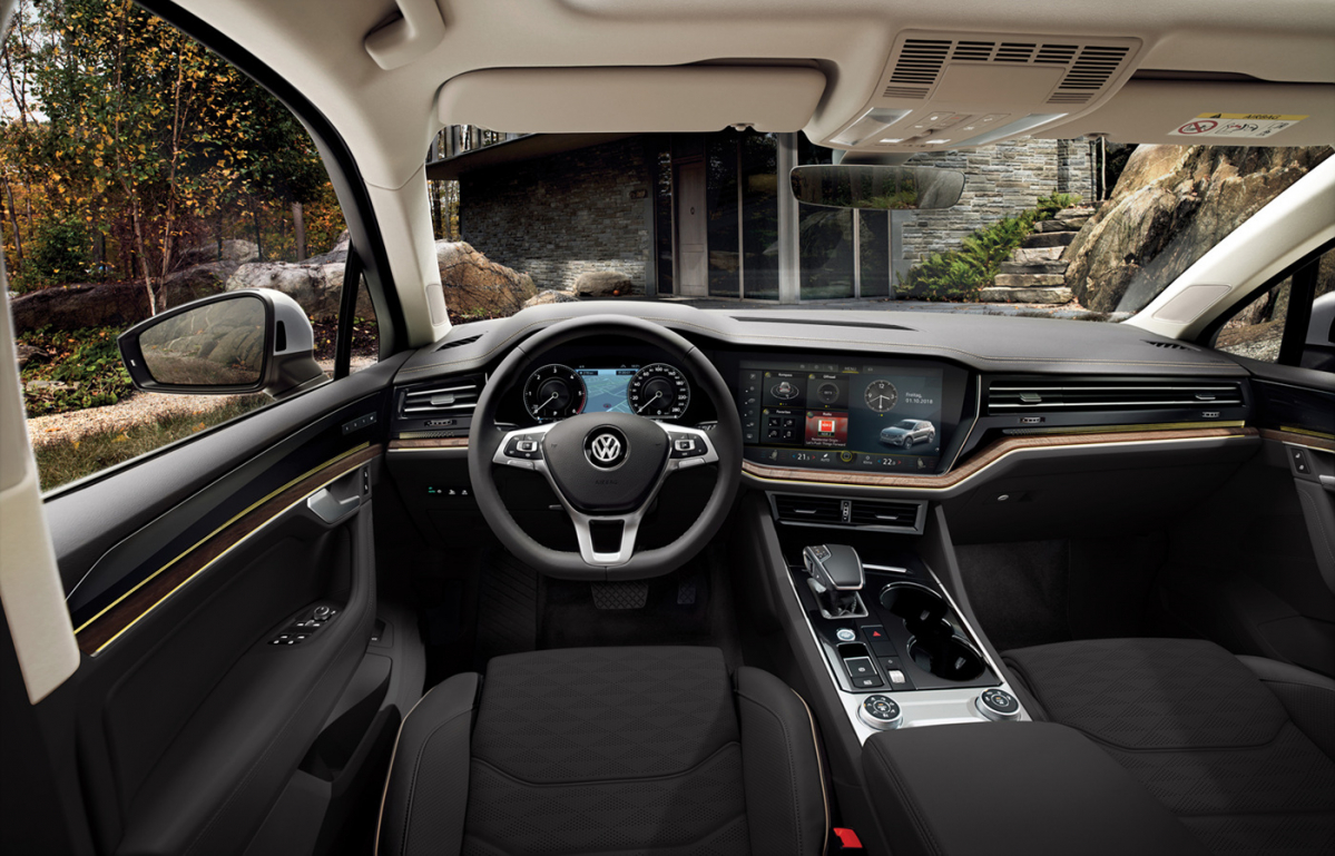 ▲실내에는 진보적인 디자인의 '이노비전 콕핏'을 세계 최초로 갖춰 디지털화한 미래 자동차 인테리어의 청사진을 보여준다. (사진제공=폭스바겐코리아)