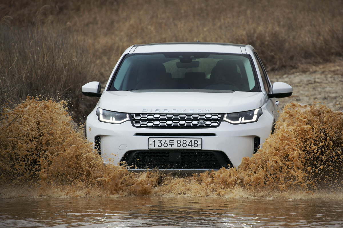 ▲뉴 디스커버리 스포츠는 총 3가지 출력의 인제니움 디젤과 가솔린 엔진을 제공한다. 2.0리터 4기통 터보 디젤 엔진은 150마력과 180마력으로 제공되며, 각각 최대 토크 38.8kg·m, 43.9kg·m의 힘을 낸다.  (사진제공=재규어랜드로버코리아)