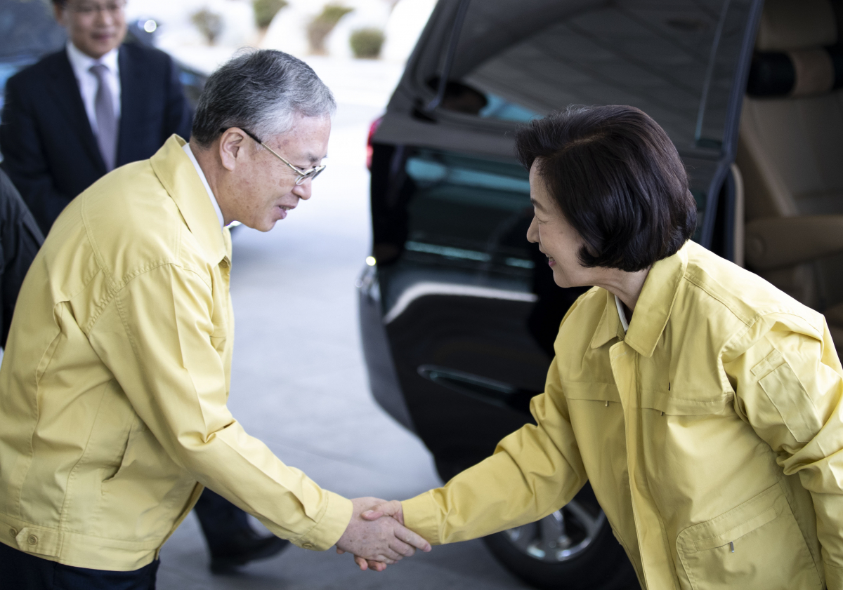 ▲추미애 법무부 장관(오른쪽)이 6일 오전 서울 서초구 서울고등검찰청에서 열린 서울 고등검찰청 내 법무부 대변인실 사무실인 의정관 개소식에 참석하며 김영대 서울고등검찰청장과 악수하고 있다.  (연합뉴스)